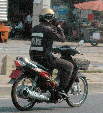 20120514-Thai Policeman_on_Motorbike_with_Cellphone.jpg